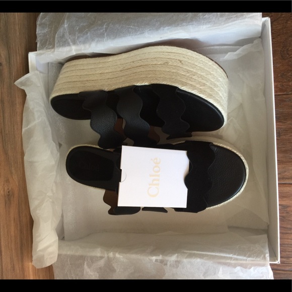 Shoes - Scalloped Flatworm Sandal Chloe - Picture 1 of 8